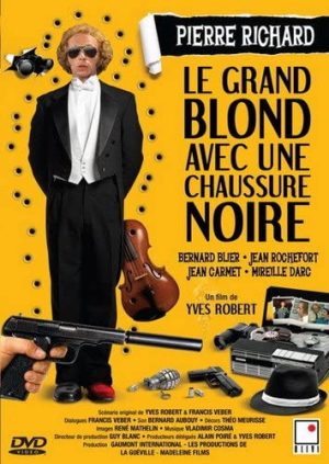 grand blond avec une chaussure